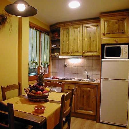 Apartamentos Los Pirineos - Atencion Personal Biescas  Pokoj fotografie