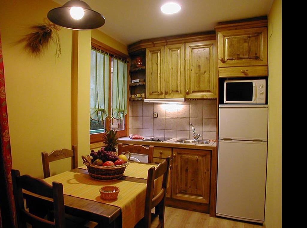 Apartamentos Los Pirineos - Atencion Personal Biescas  Pokoj fotografie