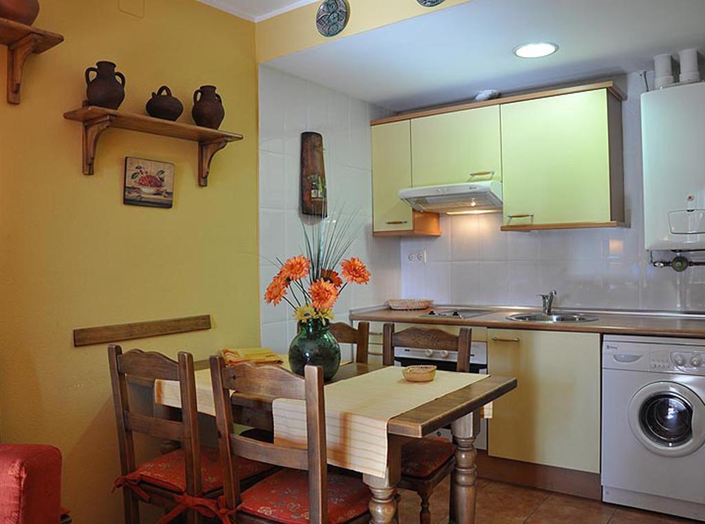 Apartamentos Los Pirineos - Atencion Personal Biescas  Pokoj fotografie